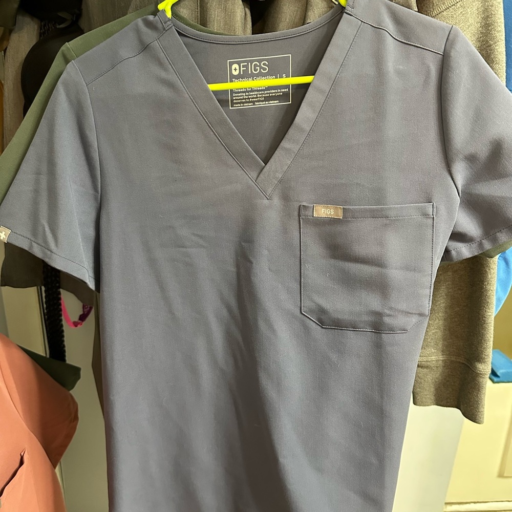 Figs scrub top.